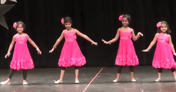 Hintli küçük kızlardan zoobi doobi dans gösterisi