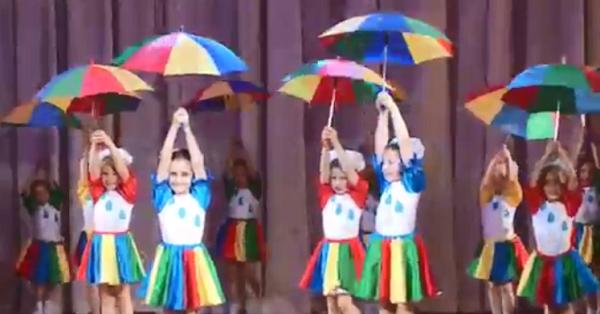 Kızlarla Şemsiye gösterisi (video)
